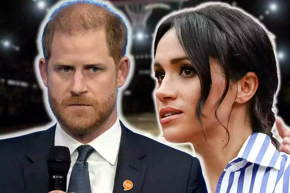 El príncipe Harry y Meghan Markle en primer plano con expresiones serias, una de ellas sosteniendo un micrófono, con un fondo desenfocado que parece ser un evento deportivo.