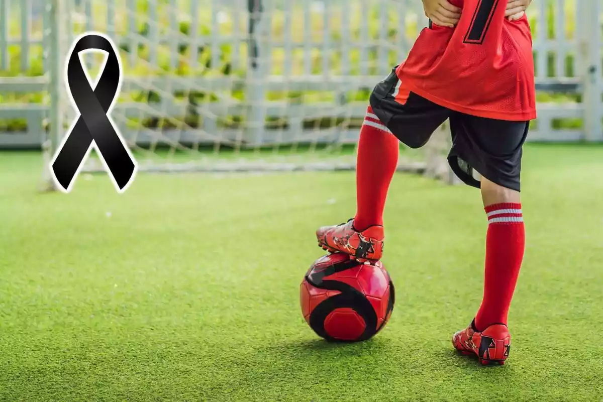 Muntatge de fotos dels peus d'un nen jugant a futbol davant una porteria i, al costat, un llaç negre en senyal de condol