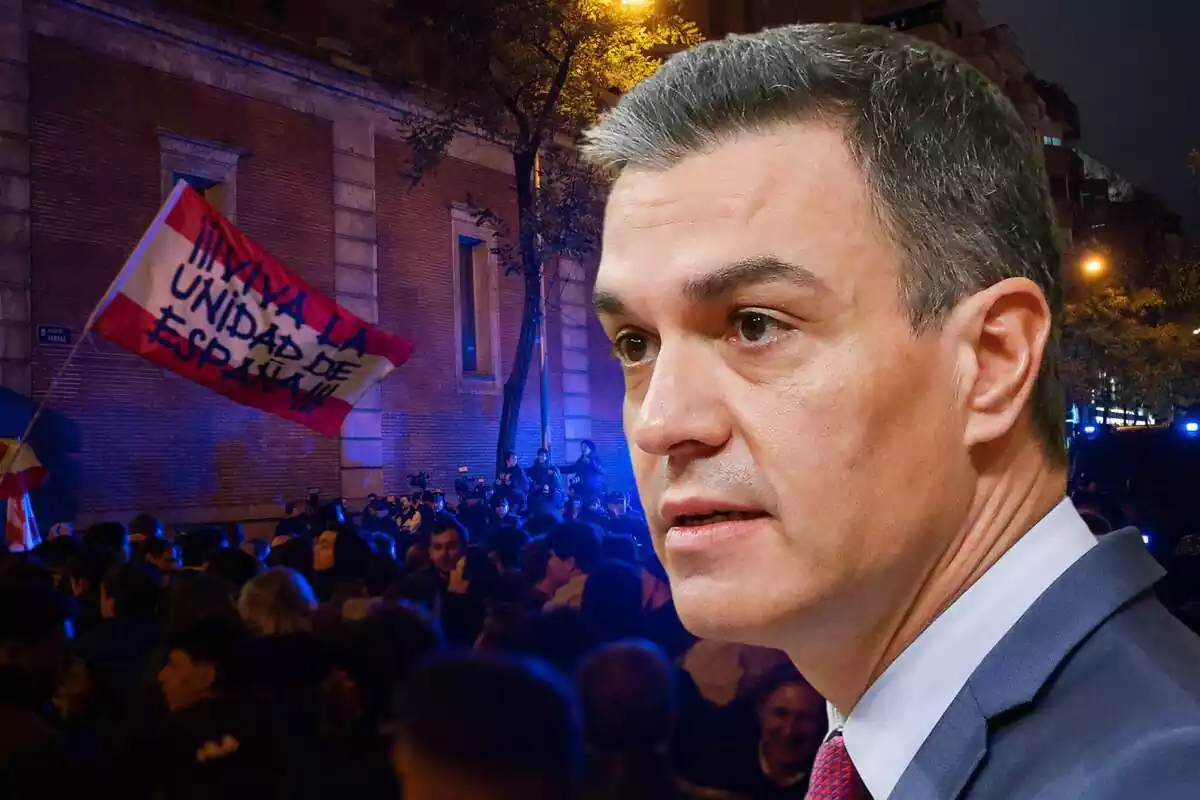 Muntatge de fotos de Pedro Sánchez, amb cara seriosa, i de fons una imatge de diversos manifestants a Ferraz