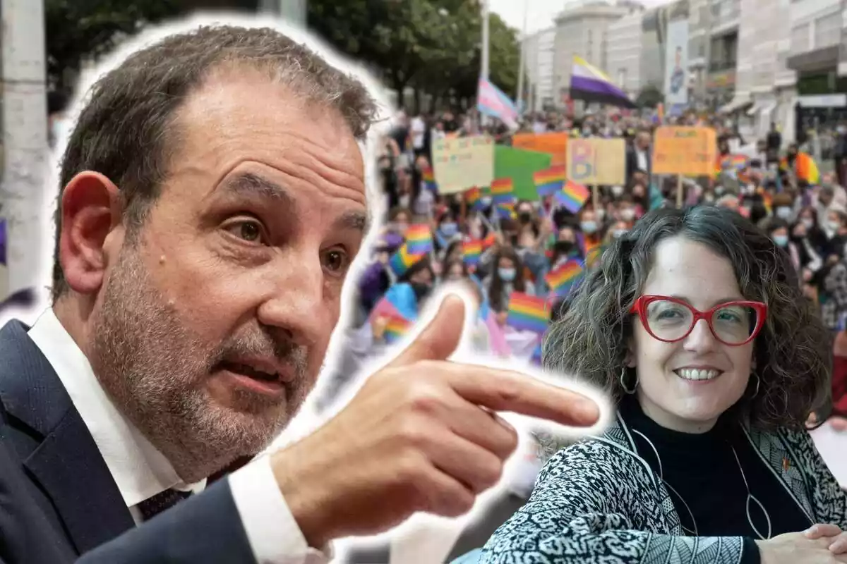 Muntatge de fotos de primer pla de Ramón Espadaler amb rostre seriós i, al costat, una imatge de Tania Verge amb rostre somrient; de fons, centenars de persones participen en una manifestació convocada pel Dia Internacional de l'Orgull LGTBI, a 28 de juny de 2021, a la Corunya