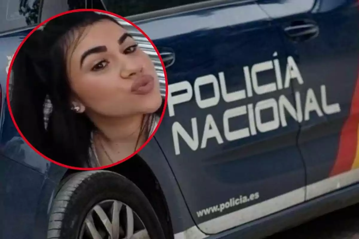 Una dona posant davant d?un vehicle de la Policia Nacional.