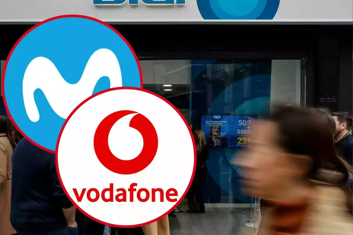 Logos de Movistar i Vodafone superposats sobre una imatge d'una botiga de Digi amb persones al voltant.