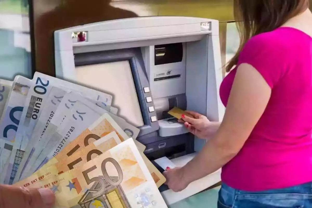 Una dona treu diners d'un caixer, amb diversos bitllets a primer pla