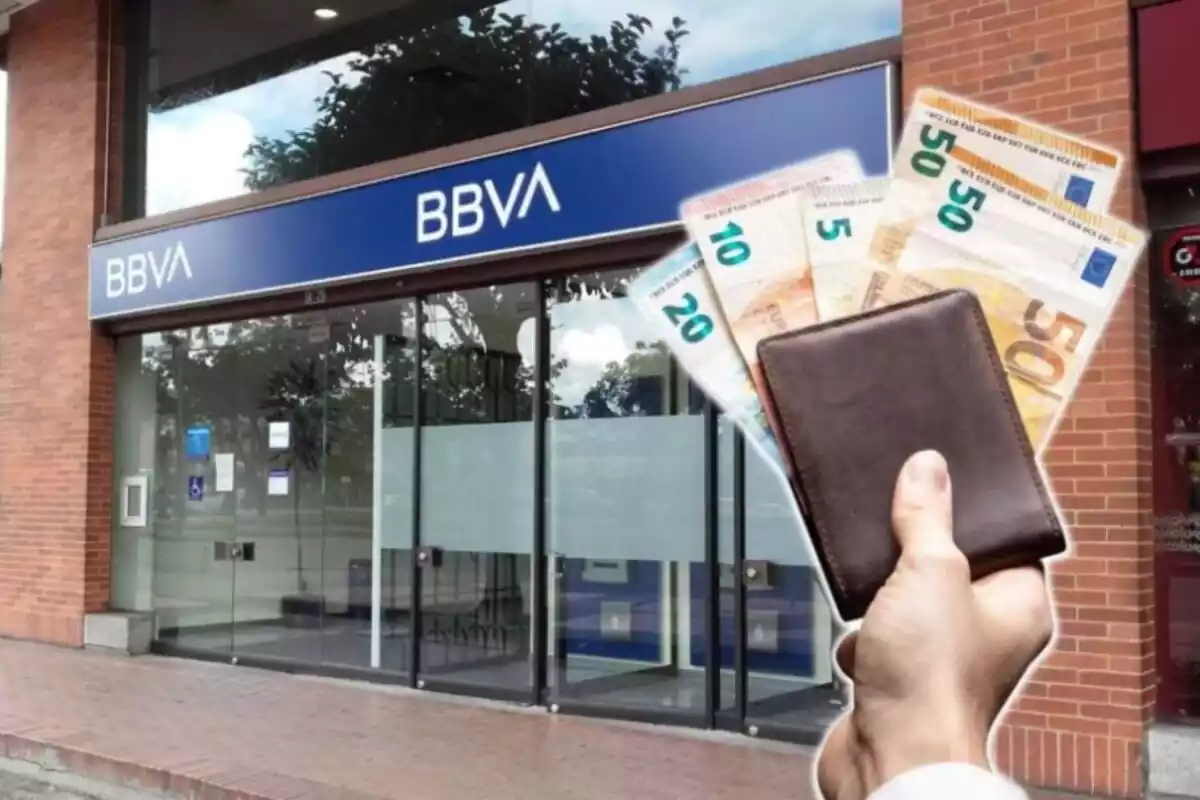 Una oficina del BBVA i una cartera amb bitllets d'euro