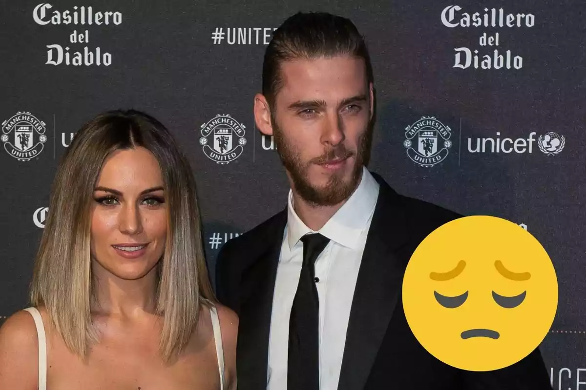 Edurne i David de Gea posant en un esdeveniment amb un fons que mostra els logotips de Casillero del Diablo, Manchester United i UNICEF, amb un emoji de cara pensativa superposat.