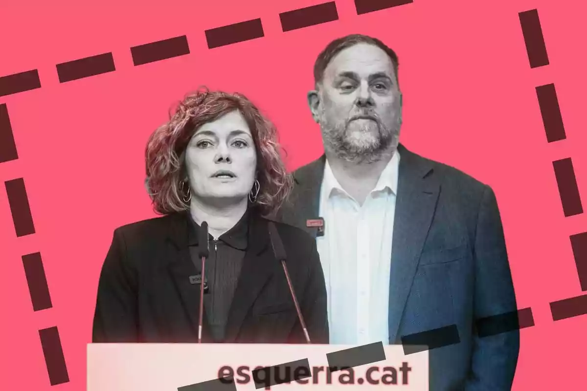 Dues persones de peu davant d'un fons rosa amb un disseny de línies negres i un cartell que diu “esquerra.cat”.