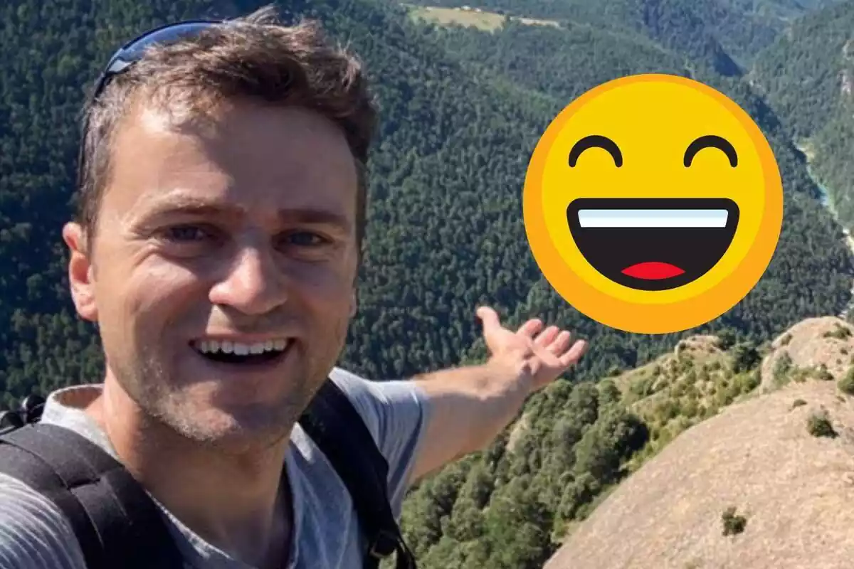 Muntatge d'Eloi Cordomí somrient amb el braç obert i un emoji feliç