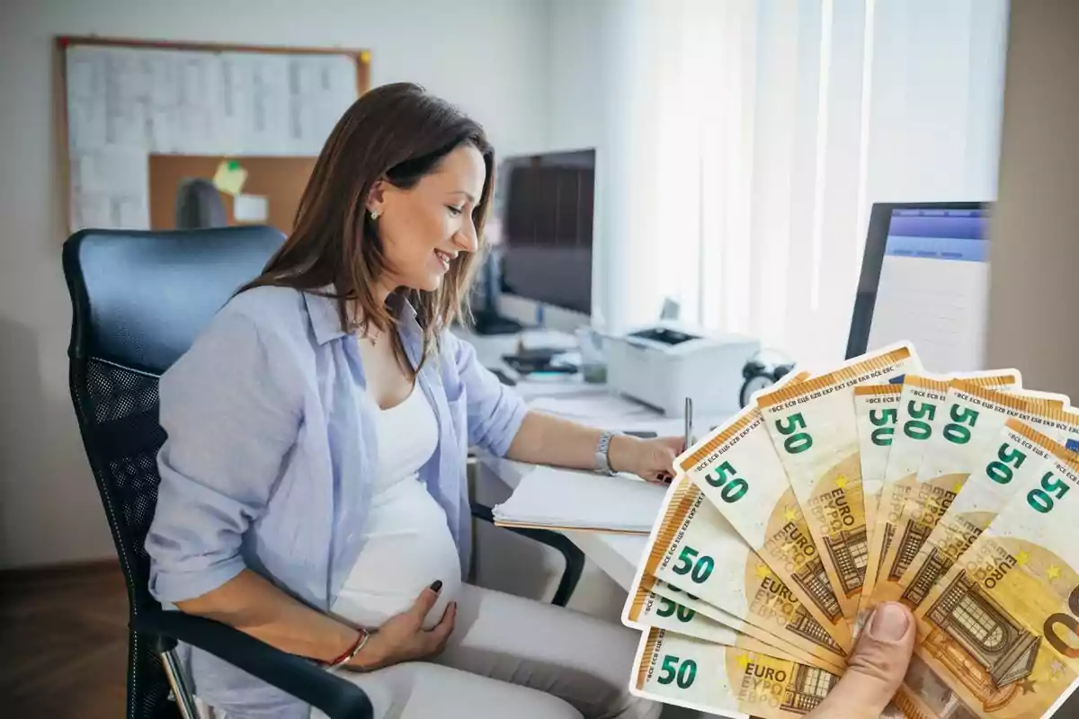 Una dona embarassada treballant en una oficina, i bitllets de 50 euros a la dreta