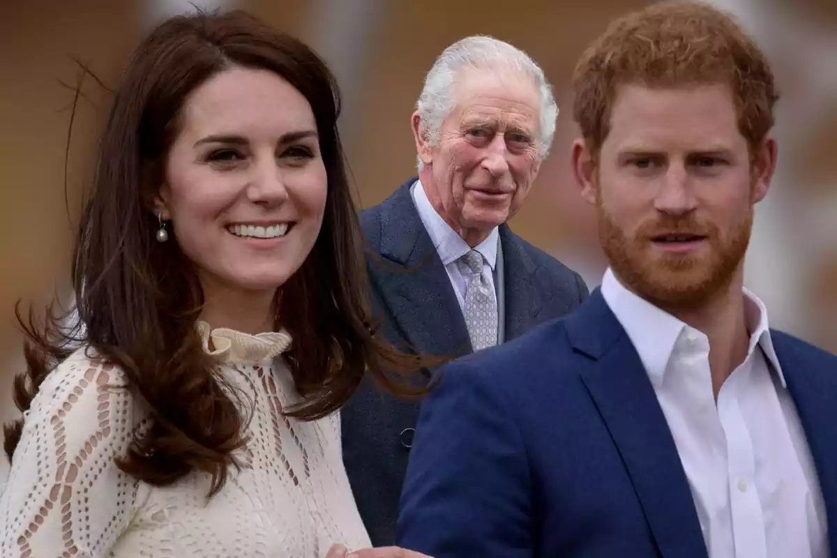 Muntatge en primer pla amb Kate Middleton i el príncep Harry amb el rei Carles III
