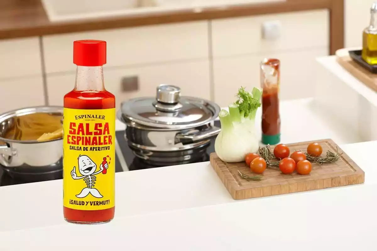 Muntatge amb un taulell amb olles i ingredients i una salsa Espinaler