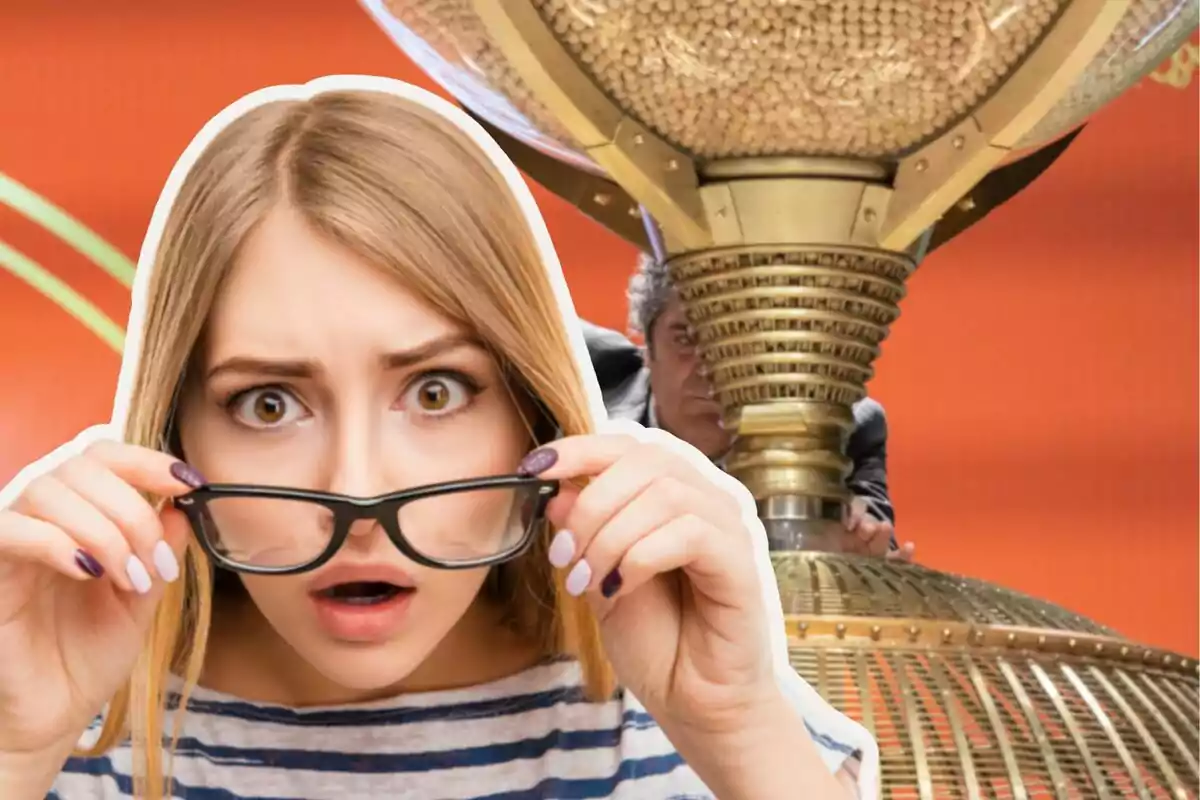 Mujer sorprendida con gafas frente a una gran esfera dorada.