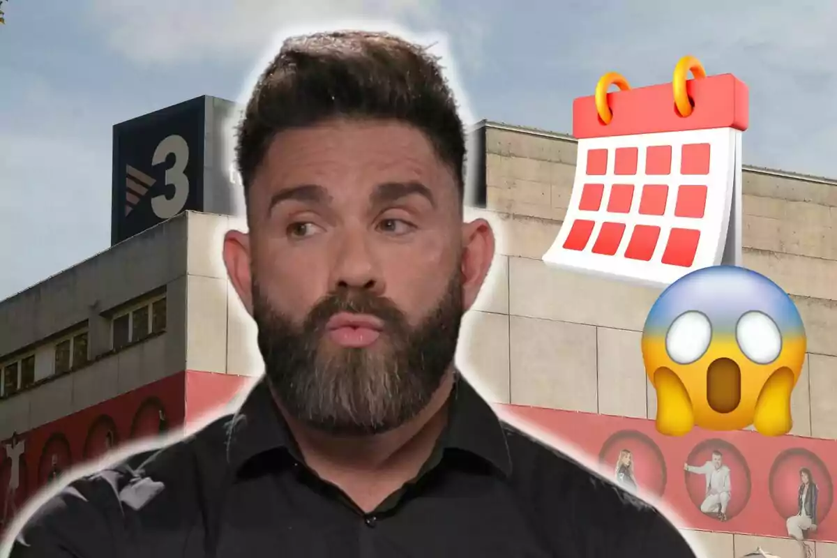 Marc Ribas amb barba davant d'un edifici amb el logotip d'un canal de televisió i emojis de calendari i sorpresa.