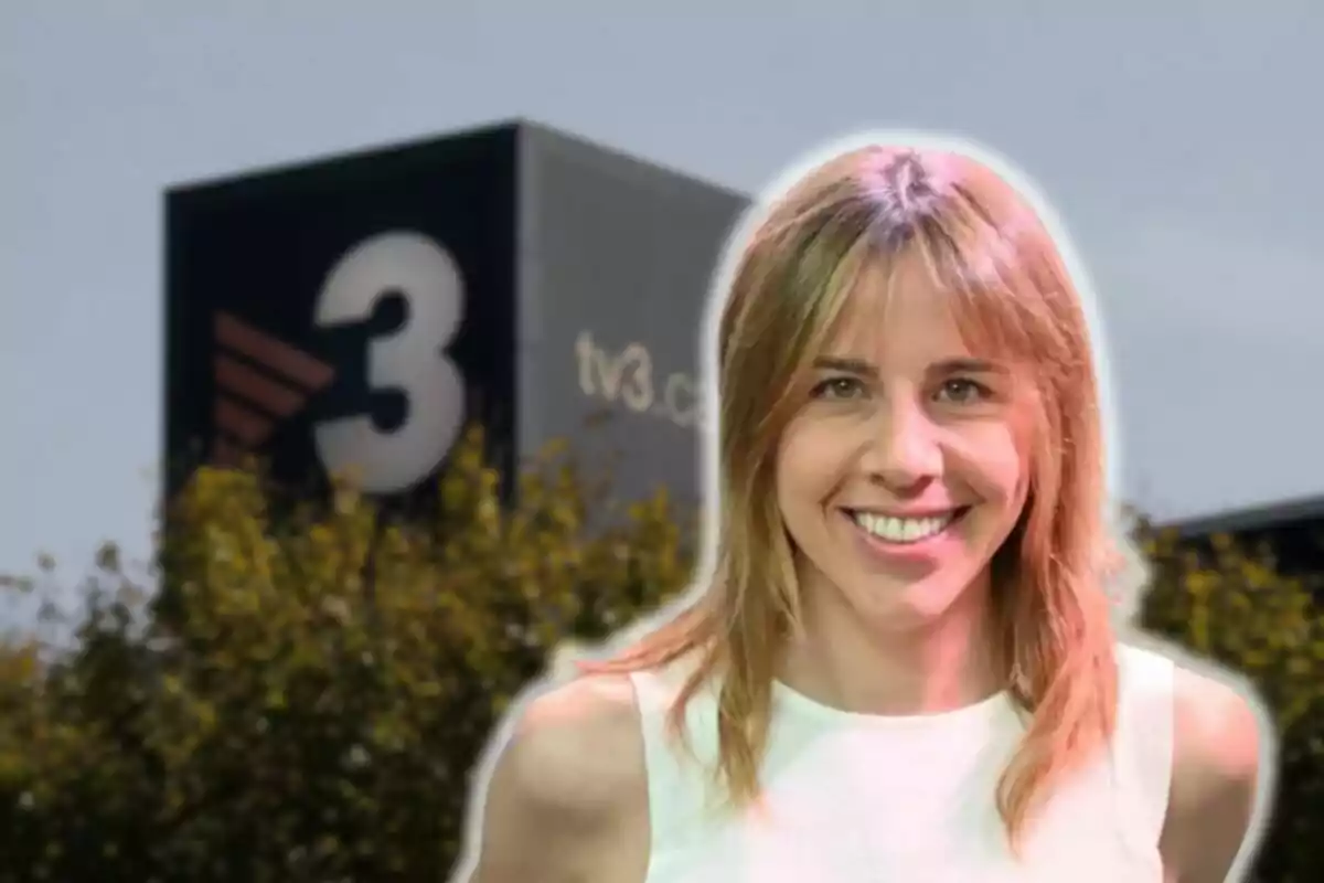 Marina Romero somrient amb cabell ros i una samarreta blanca està davant d'un edifici amb el logotip de "3" i "tv3.cat" al fons.