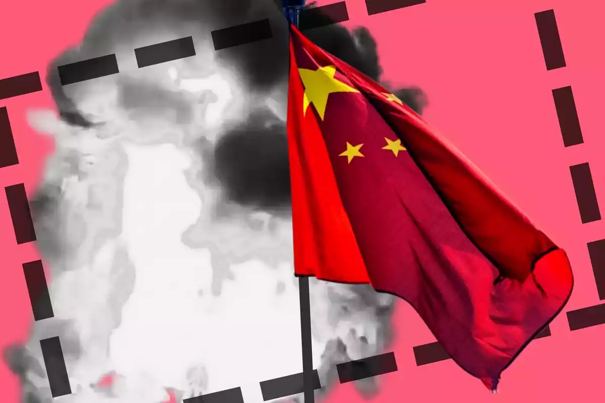 Muntatge de la bandera de la Xina amb una explosió darrere