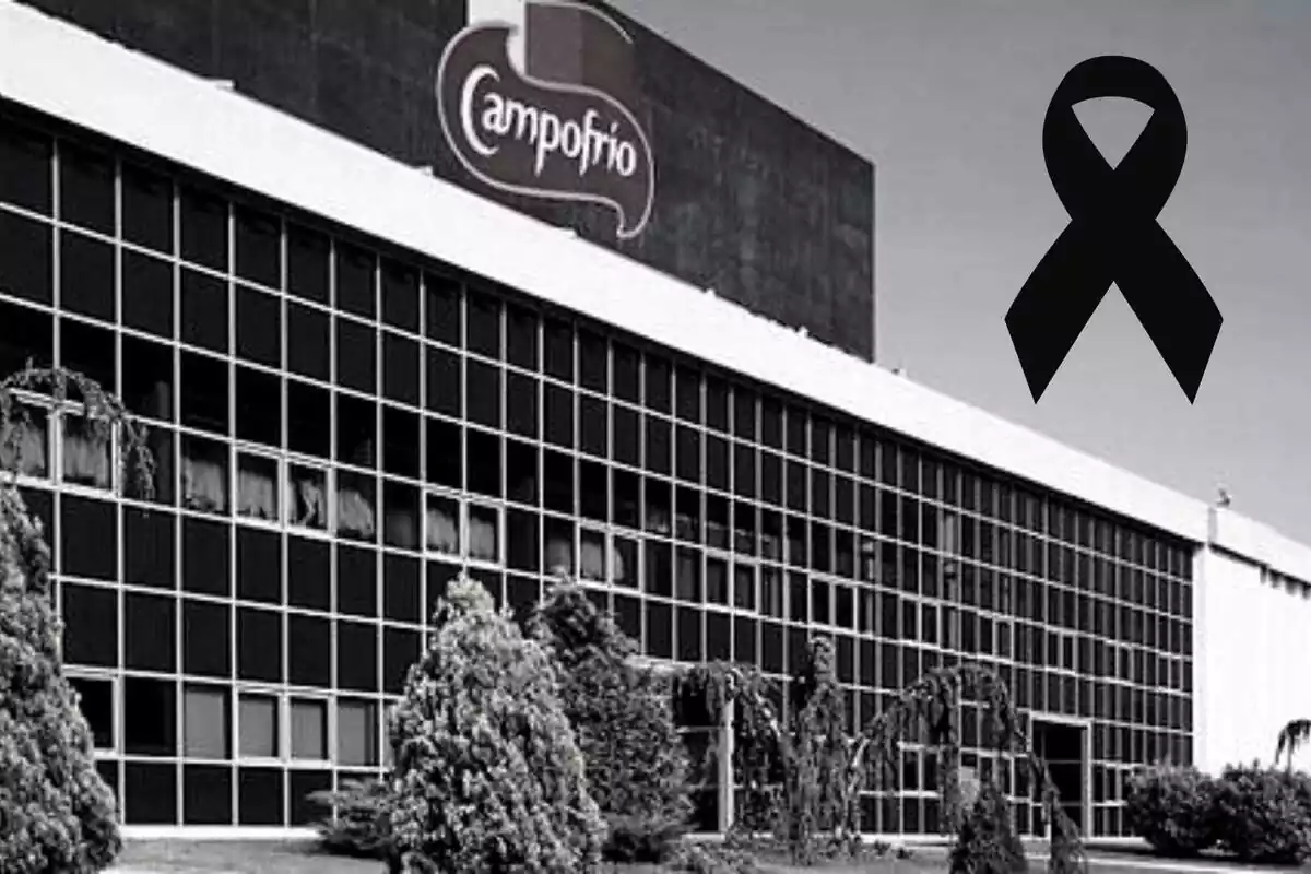 Muntatge d'una fàbrica de Campofrío en blanc i negre i un llaç negre