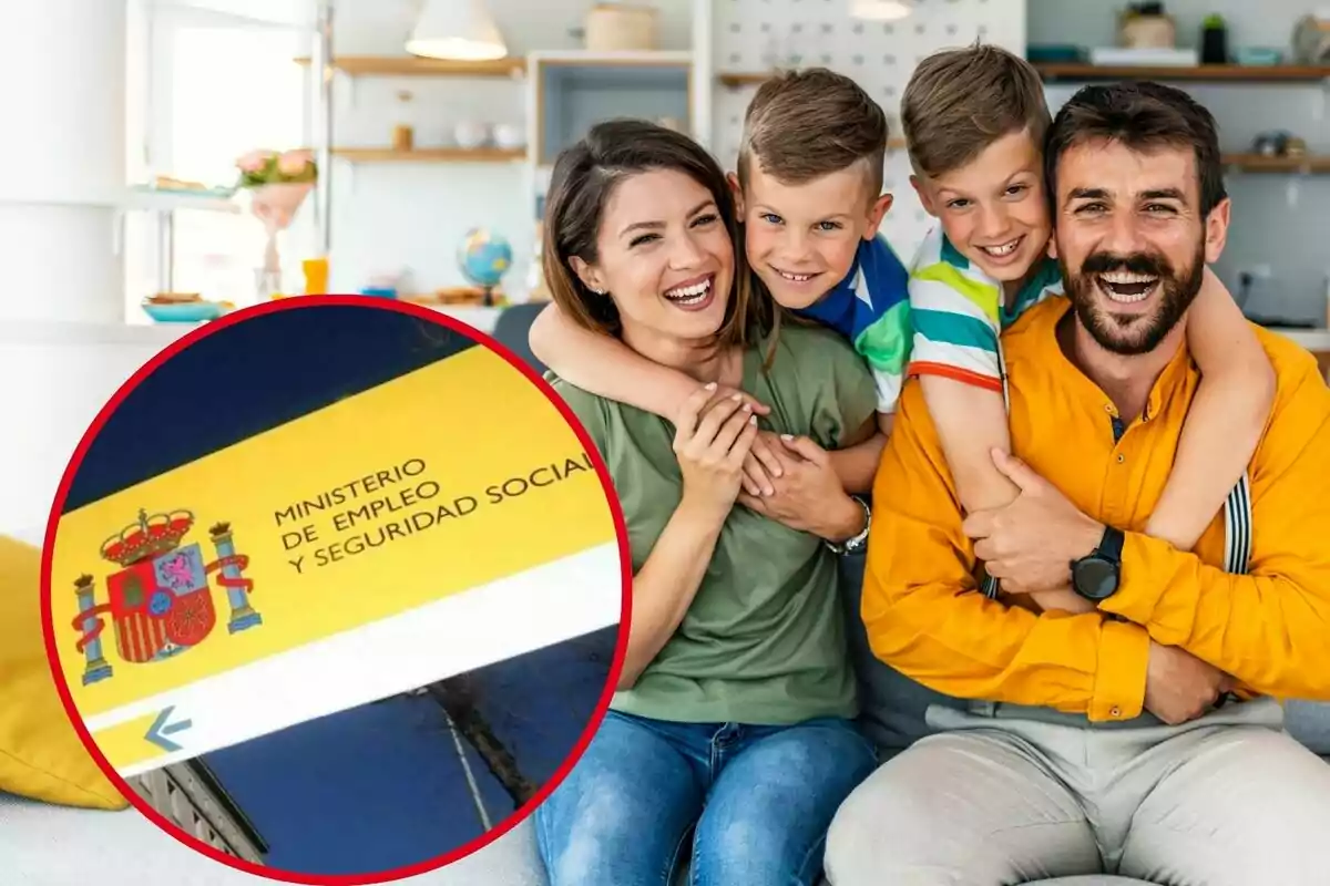 Una família somrient està asseguda en un sofà, mentre que a la cantonada inferior esquerra de la imatge es mostra un requadre amb el logotip del Ministeri d'Ocupació i Seguretat Social d'Espanya.