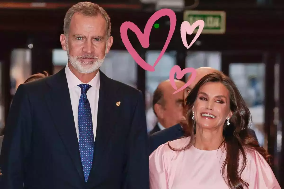 Muntatge amb Felip VI somrient en vestit i corbata blava, Letizia rient amb un vestit rosa i cors roses