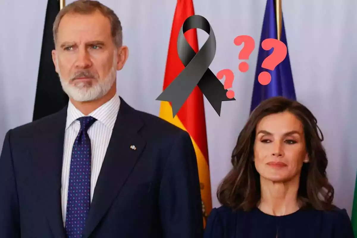 Muntatge de Felip VI seriós amb corbata blava al costat de Letizia seria mirant de banda, un llaç negre i uns interrogants vermells