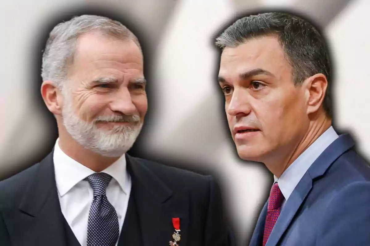 Felipe VI y Pedro Sánchez de vestit mirant-se amb expressions serioses.