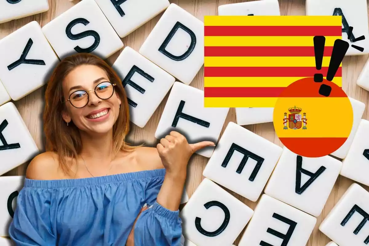 Una dona somrient amb ulleres i una brusa blava assenyala cap a dues banderes, una amb franges vermelles i grogues i una altra amb l?escut d?Espanya, sobre un fons de fitxes de Scrabble.