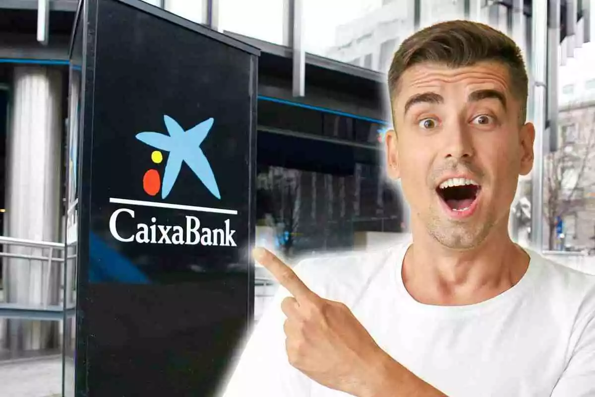 Home sorprès assenyalant el rètol de CaixaBank a l’entrada d’una sucursal bancària