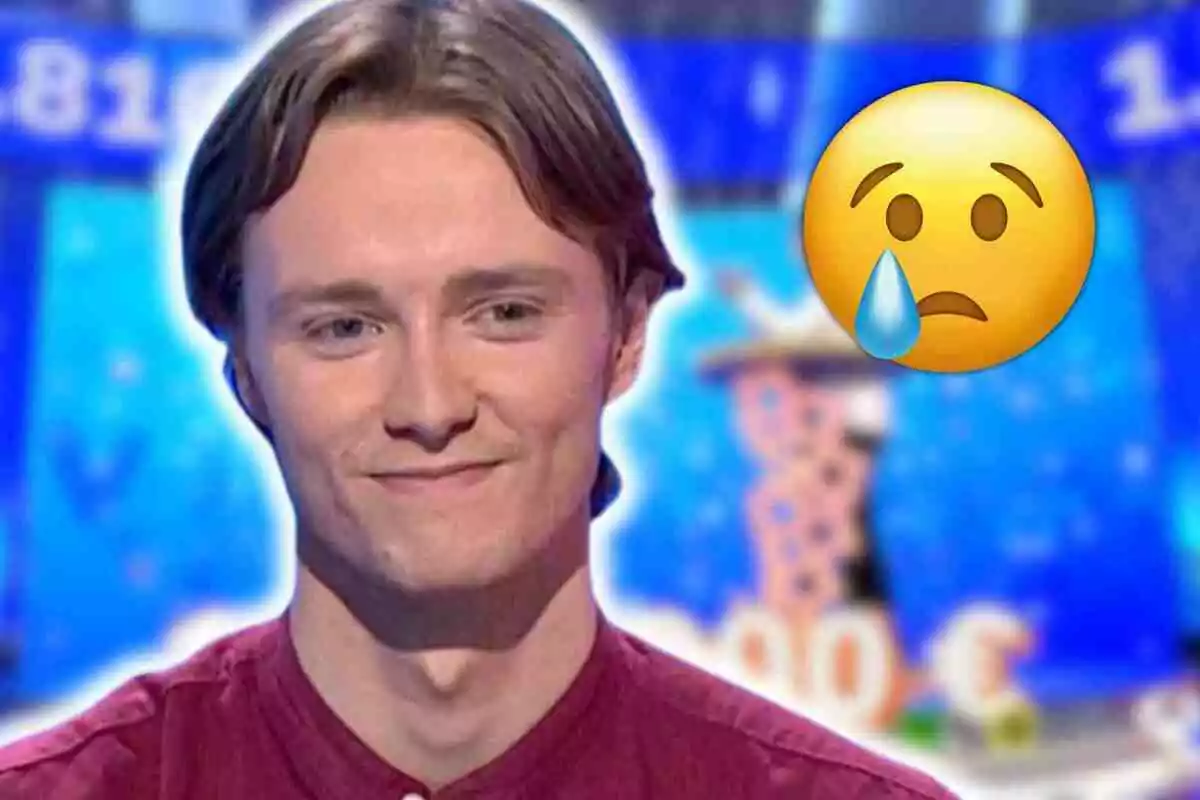 Manu camisa vermella somriu lleument a 'Pasapalabra' amb un emoji de carona trista i llàgrima sobre un fons blau desenfocat
