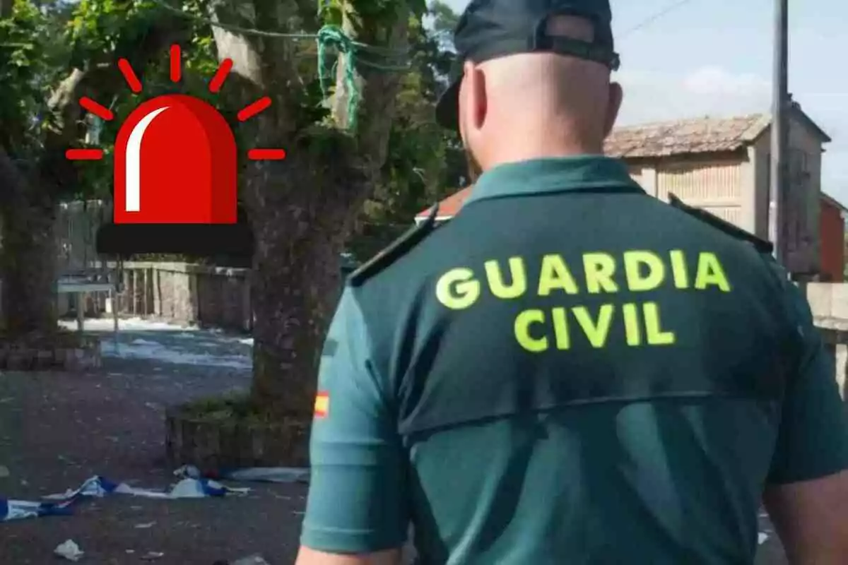 Agent de la Guàrdia Civil d’esquena en un carrer amb una icona d’alarma vermella superposada a la imatge Agent de la Guàrdia Civil d’esquena en un carrer amb una icona d’alarma vermella superposada a la imatge