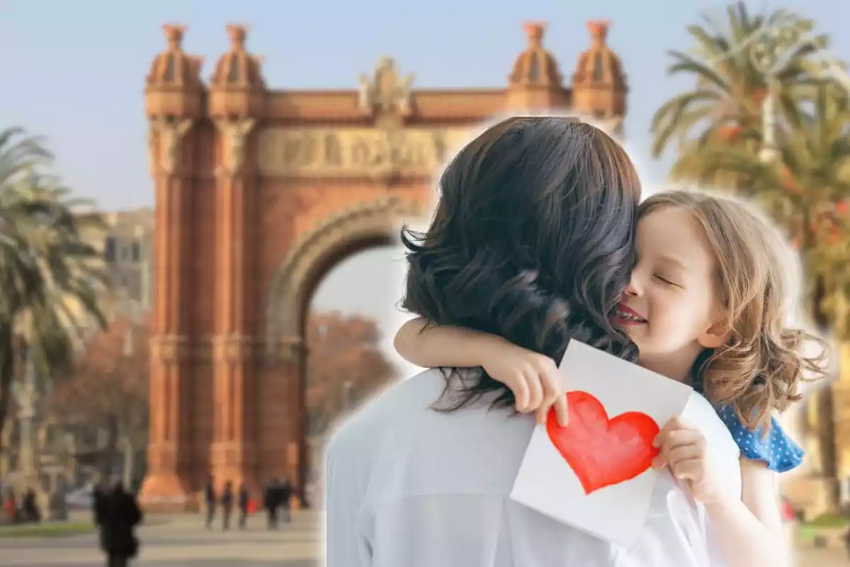 Muntatge amb la foto de l'Arc del Triomf de Barcelona de fons i una nena abraçant la mare i té un paper blanc que té dibuixat un cor
