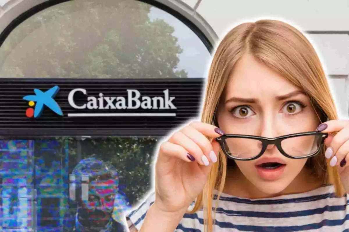 Una dona amb expressió de sorpresa sosté les seves ulleres davant d'un rètol de CaixaBank.