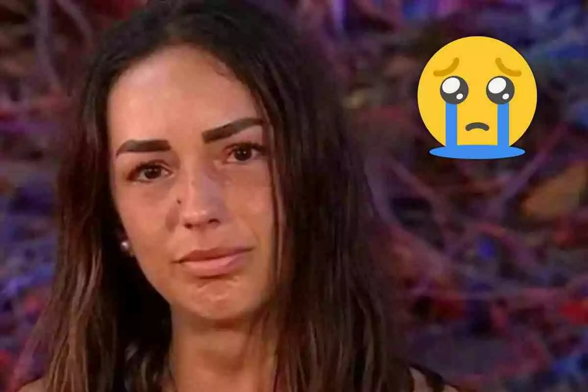 Anita Williams amb expressió trista i llàgrimes al rostre al costat d’un emoji de carona plorant