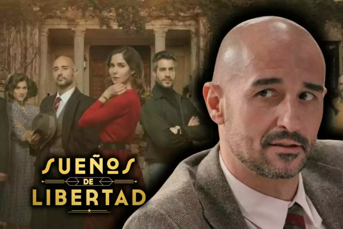 Un grup de persones posant davant d'un edifici amb el títol "Sueños de Libertad" a la part inferior i l'actor Alain Hernández situat en primer pla.