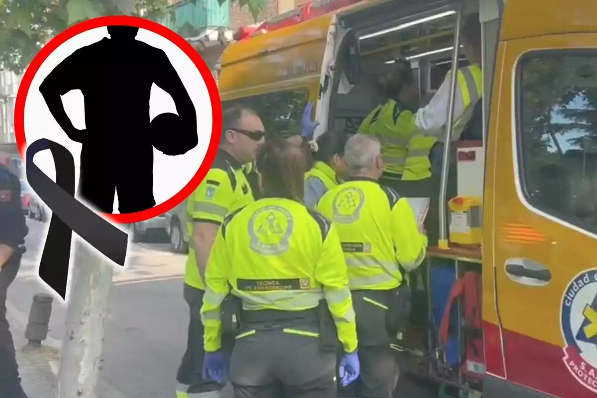 Un grup de paramèdics amb uniformes grocs i negres atén una emergència al costat d'una ambulància a Madrid, mentre un símbol de dol i una silueta d'un nen amb una pilota a la mà apareixen superposats a la imatge.
