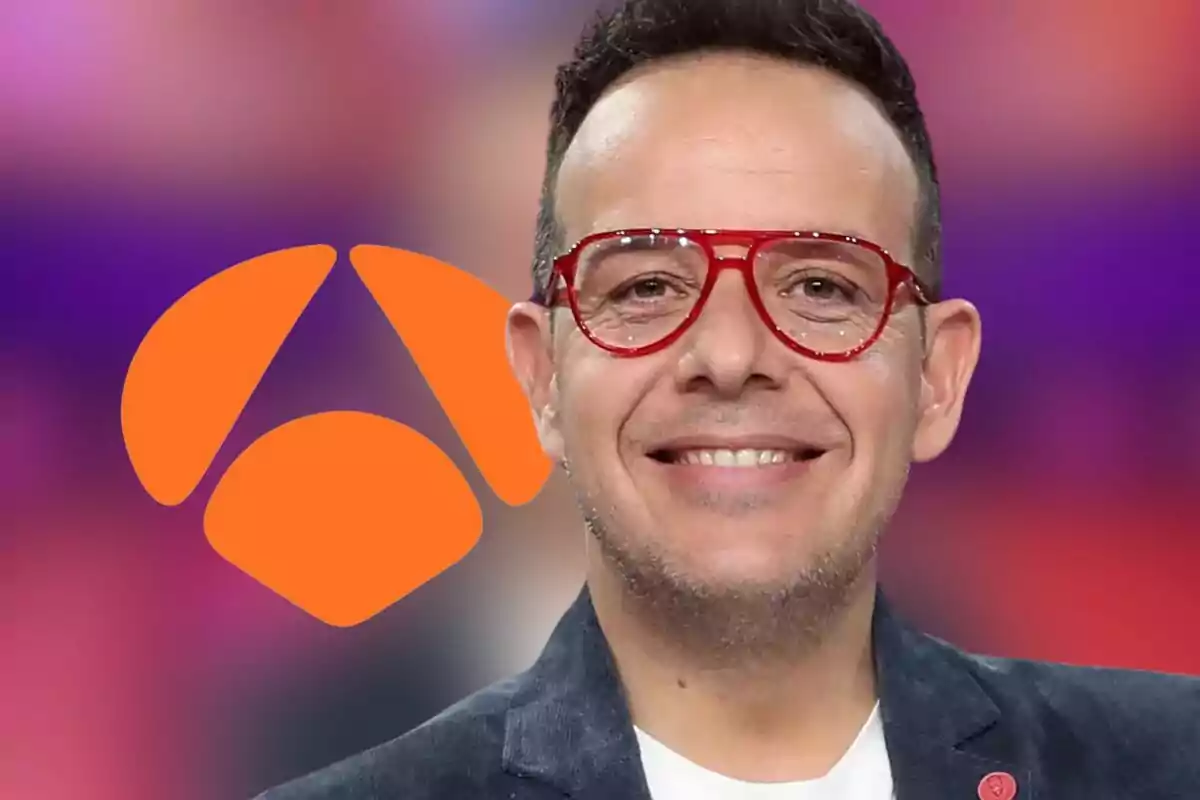 Montaje de fotos de Àngel Llàcer en primer plano muy sonriente junto al logo de la cadena de televisión Antena 3.