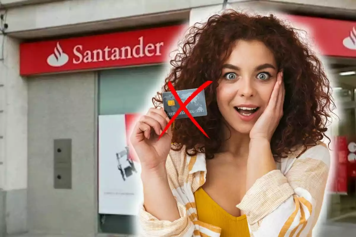Una dona sorpresa sosté una targeta de crèdit titllada davant d'una sucursal del Banco Santander. Una dona sorpresa sosté una targeta de crèdit titllada davant d'una sucursal del Banco Santander.