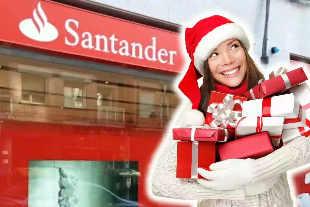 Una dona somrient amb gorra de Nadal sosté diversos regals davant d'una sucursal del banc Santander.