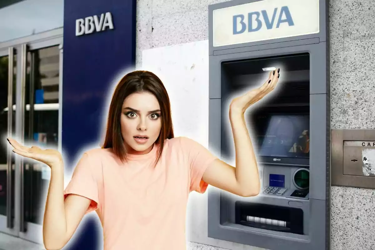 Una dona amb expressió de sorpresa davant d'un caixer automàtic de BBVA.