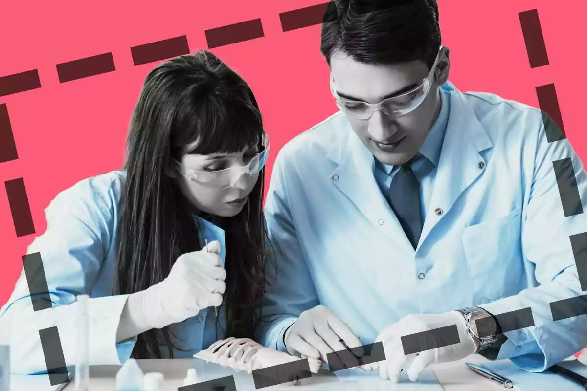 Dos personas con batas de laboratorio y gafas de protección trabajando juntas en un experimento científico sobre un fondo rosa.