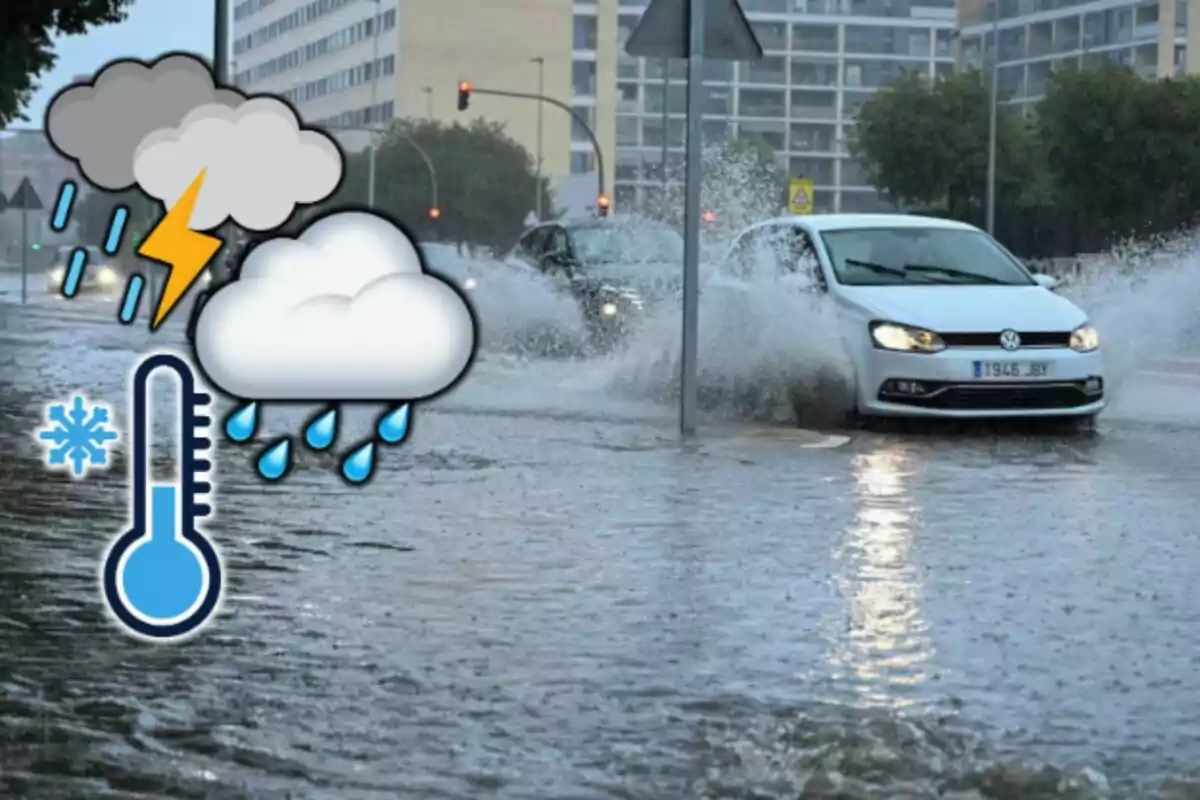 Un coche circula por una calle inundada mientras llueve intensamente, con iconos de tormenta, lluvia y un termómetro indicando bajas temperaturas superpuestos en la imagen.