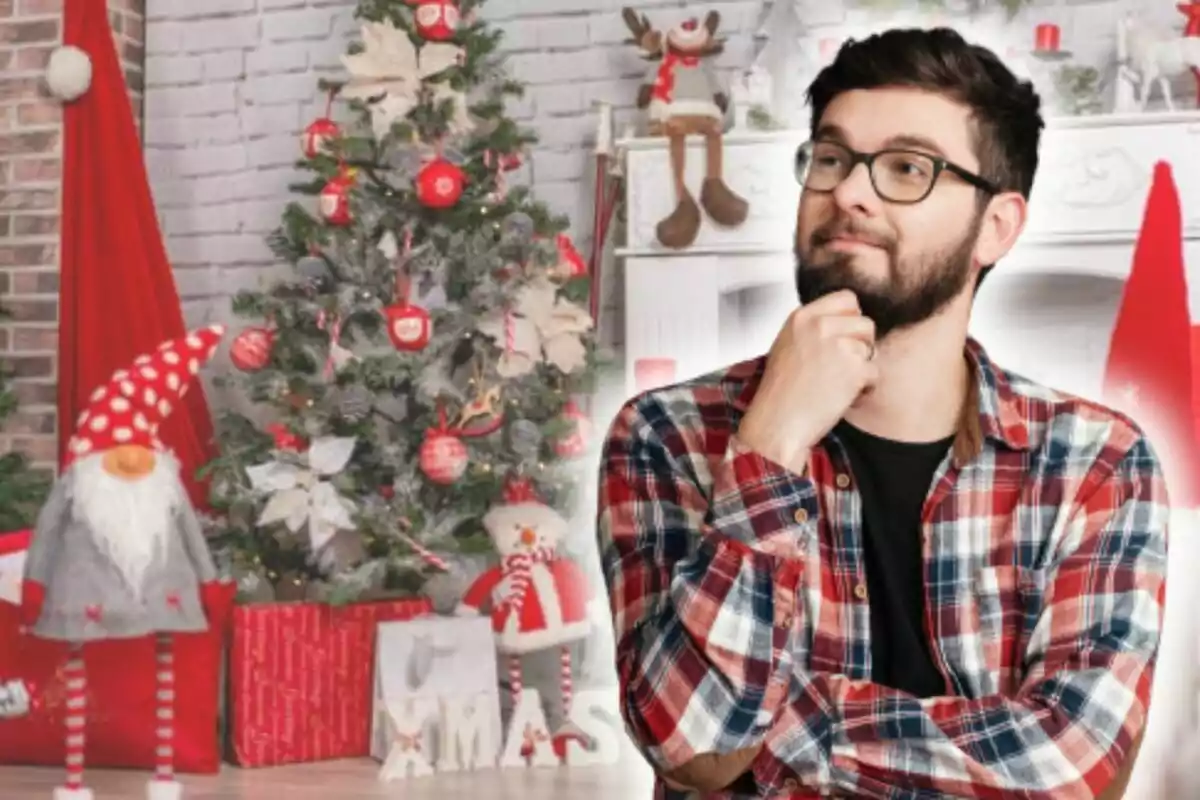 Un hombre con camisa de cuadros y gafas está pensativo frente a una decoración navideña con un árbol de Navidad adornado y figuras festivas.