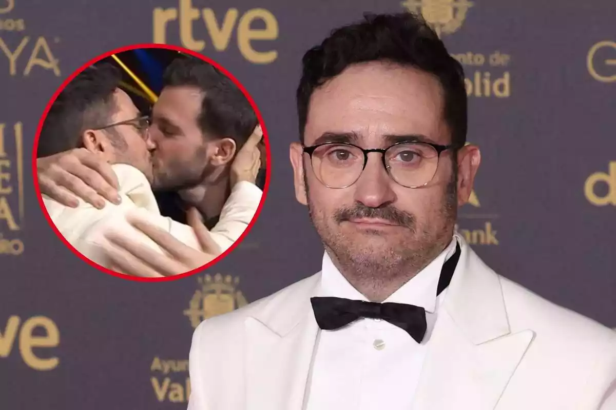 Muntatge de fotos d'un primer pla del director Juan Antonio Bayona a la catifa vermella dels Premis Goya i una captura del seu petó amb Alejandro Navas, la seva parella actual