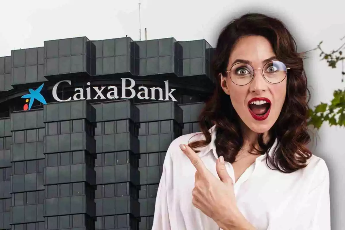 Dona sorpresa amb ulleres i llavis vermells assenyalant un edifici de CaixaBank