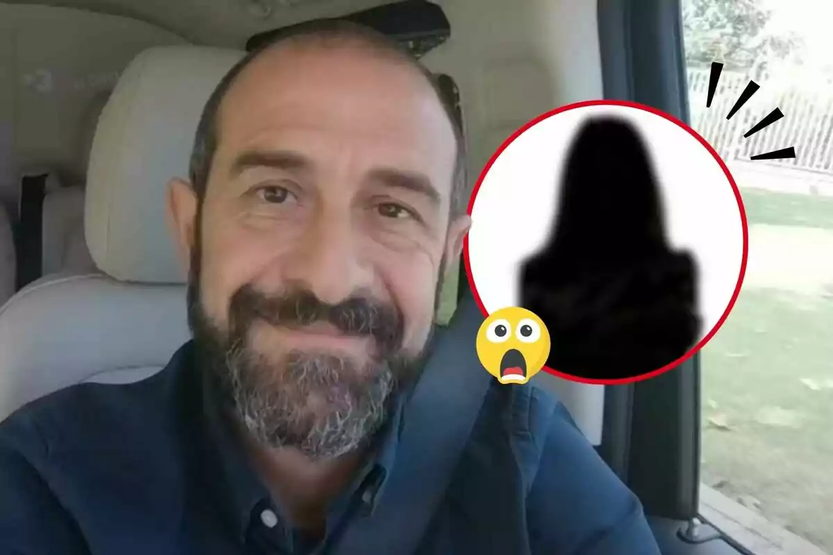 Eloi Vila somrient en una interlocutòria amb una imatge borrosa d'una persona en un cercle vermell i un emoji de sorpresa.