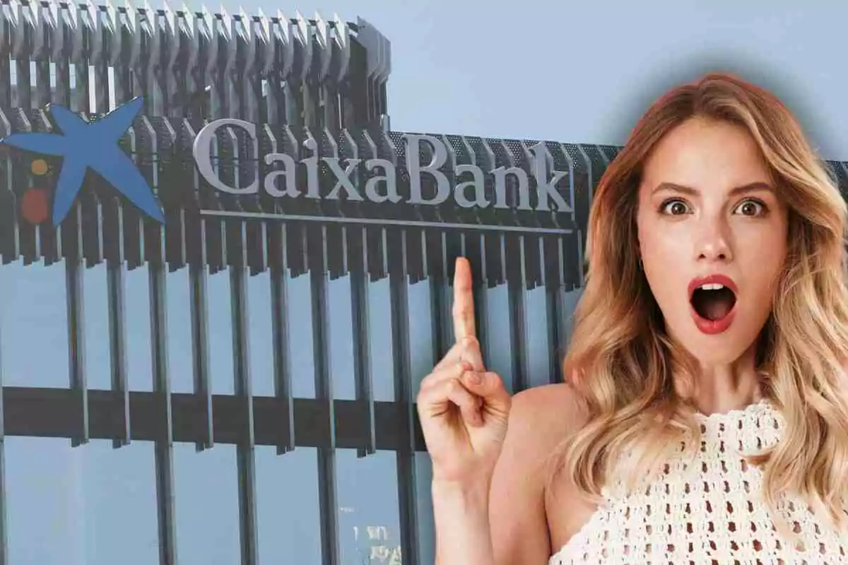 Una dona sorpresa assenyala cap al logotip de CaixaBank en un edifici modern.