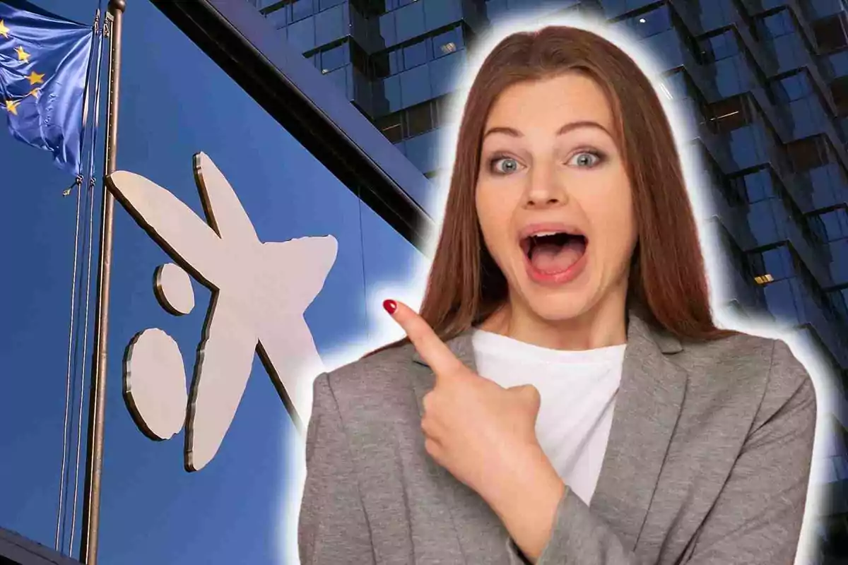 Dona sorpresa assenyalant el logotip d’una entitat bancària davant d’un edifici modern de CaixaBank amb una bandera de la Unió Europea onejant Dona sorpresa assenyalant el logotip d’una entitat bancària davant d’un edifici modern de CaixaBank amb una bandera de la Unió Europea onejant