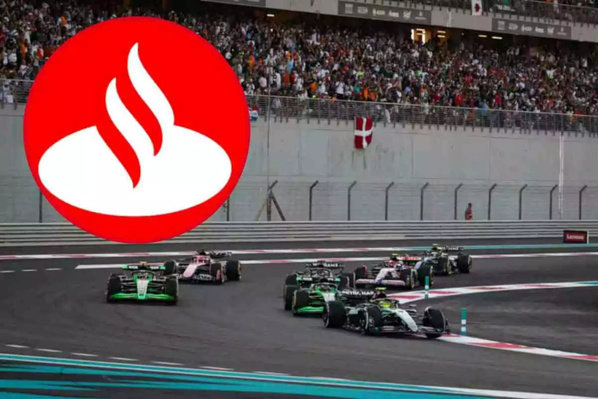 Cursa de cotxes de Fórmula 1 en un circuit amb una multitud d'espectadors i un logotip vermell i blanc del Banco Santander superposat a la cantonada superior esquerra. Cursa de cotxes de Fórmula 1 en un circuit amb una multitud d'espectadors i un logotip vermell i blanc del Banco Santander superposat a la cantonada superior esquerra.