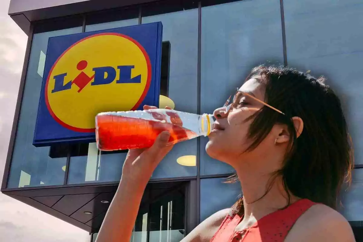 Una persona bebiendo de una botella frente a un edificio con el logo de Lidl.