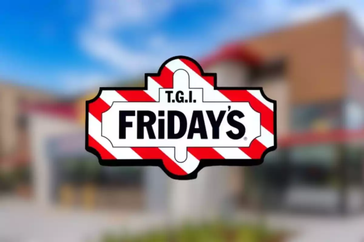 Logotipo de T.G.I. Friday's con fondo desenfocado de un edificio.