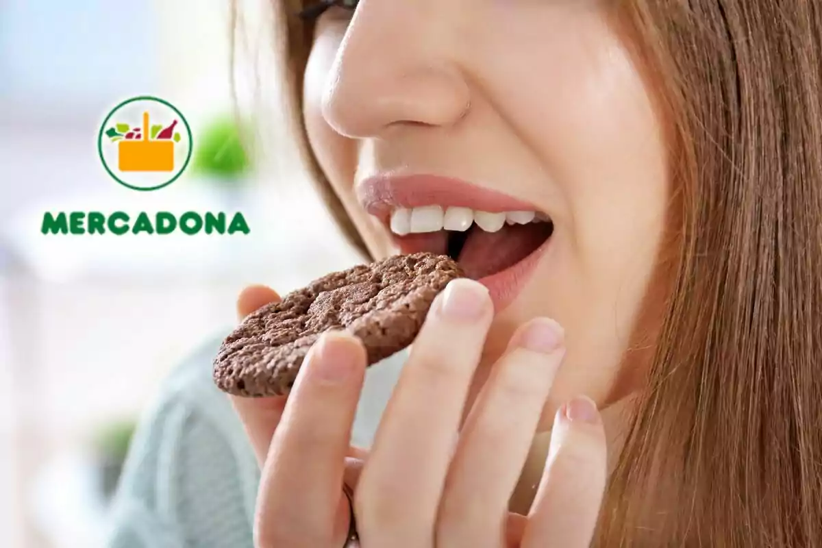Mujer a punto de morder una galleta de chocolate con el logo de Mercadona al fondo.