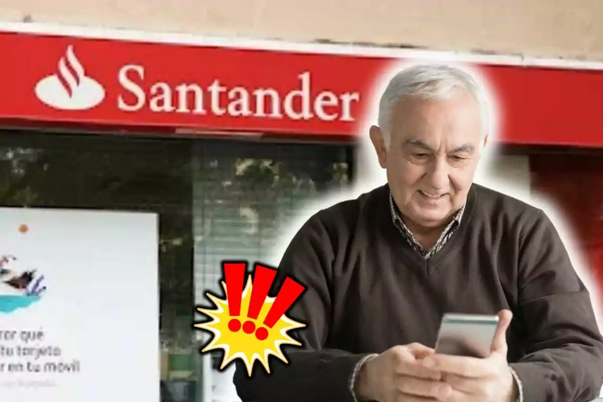 Un hombre mayor sonríe mientras mira su teléfono frente a una sucursal del Banco Santander con un gráfico de exclamación en la esquina.