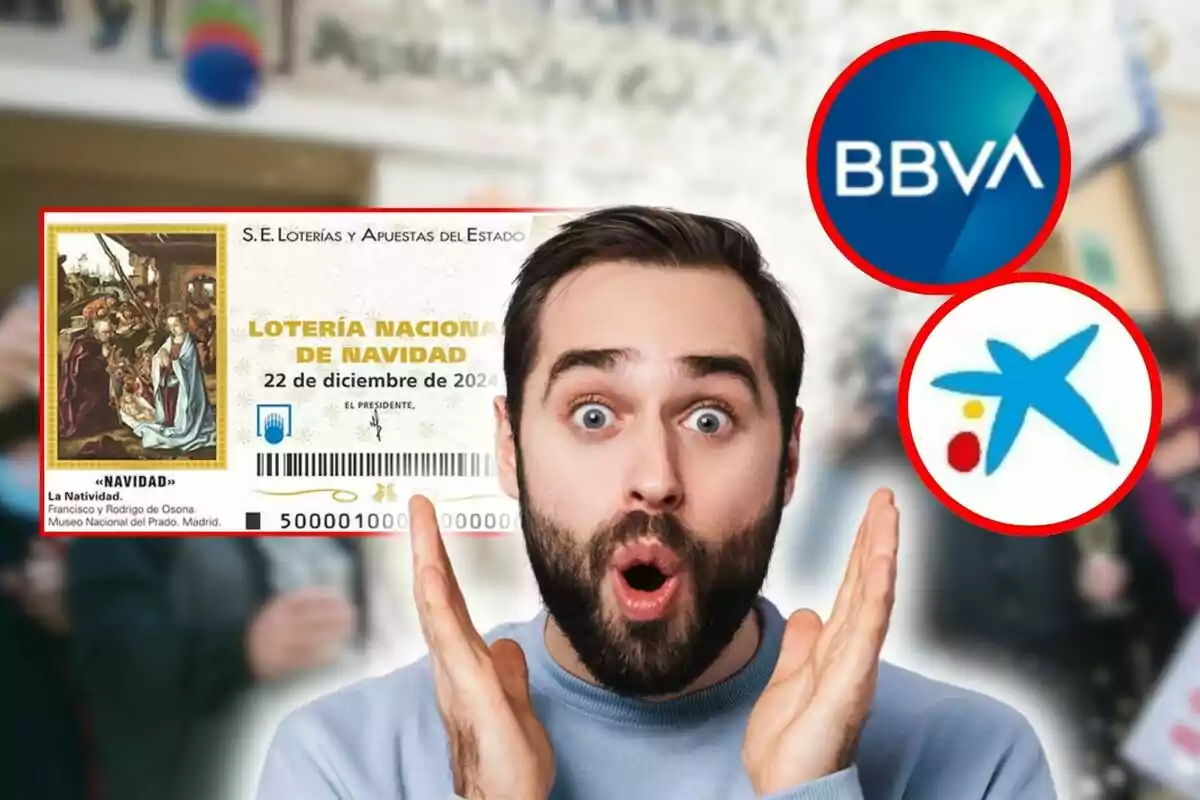 Home sorprès sostenint un bitllet de la Loteria de Nadal amb logotips de BBVA i CaixaBank al fons.